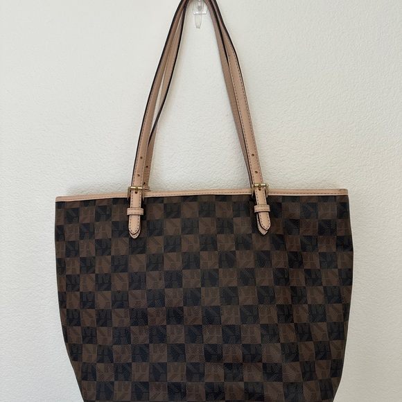 MICHAEL MICHAEL KORS
Voyager Medium Logo Tote Bag - Picture 3 of 4